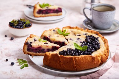 Yaban mersini ve kremalı jöleli turta. Lezzetli ev yapımı tatlı..