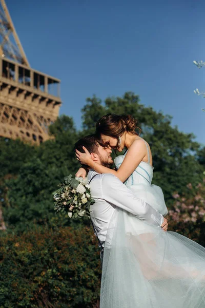 Vőlegény Karjaiban Tartja Menyasszonyt Esküvő Napján Párizsban Eiffel Torony Hátterében — Stock Fotó