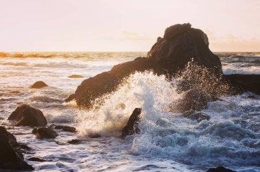 sıçrama deniz günbatımı dalgalar.