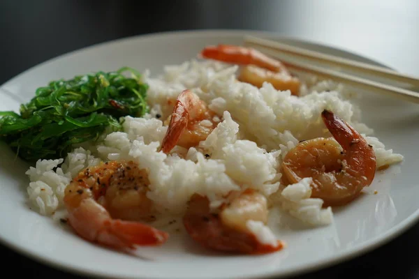 Arroz Com Camarões Uma Chapa Branca Close Prato Asiático Com — Fotografia de Stock