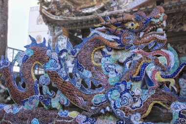 Mozaik ejderha yakın Linh Phuoc Pagoda Da Lat kenti, Lam Dong Eyaleti, Vietnam içinde. Vietnam Ve Chai Pagoda veya Dragon Pagoda.