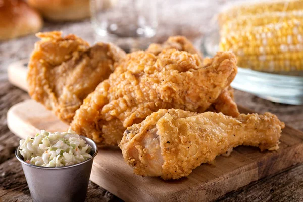 Delicioso Pollo Frito Crujiente Con Ensalada Col Maíz Mazorca —  Fotos de Stock