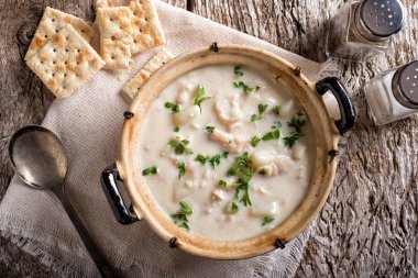 Mezgit balığı, cod, patates ve soğan ile lezzetli kremsi beyaz balık çorbası maydanoz ile süslenmiş ve soda kraker ile servis edilir.