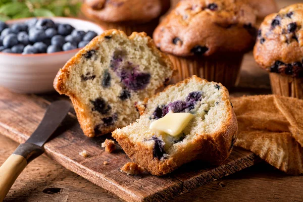 Frisch Gebackene Blaubeermuffins Mit Geschmolzener Butter — Stockfoto