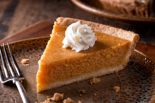 Une Tranche Délicieuse Tarte Citrouille Maison Avec Crème Fouettée Sur — Photo