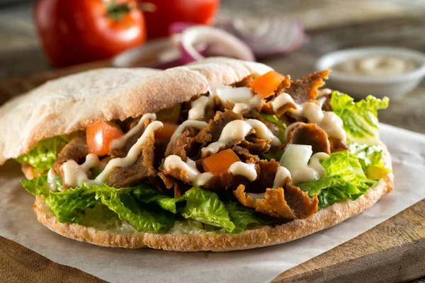 Delicioso Sanduíche Carne Doner Pão Pita Com Alface Tomate Cebola — Fotografia de Stock