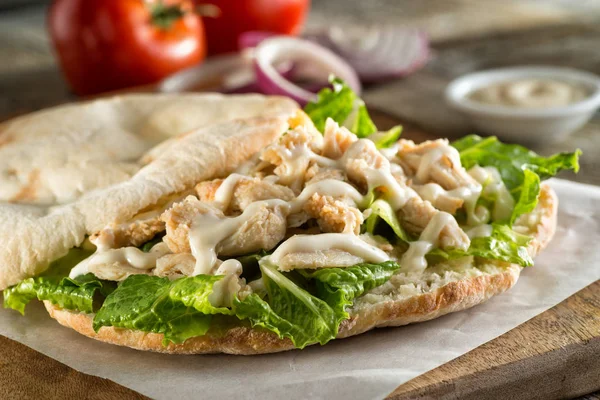 Ein Leckeres Hähnchen Fladenbrot Mit Salat Und Soße — Stockfoto