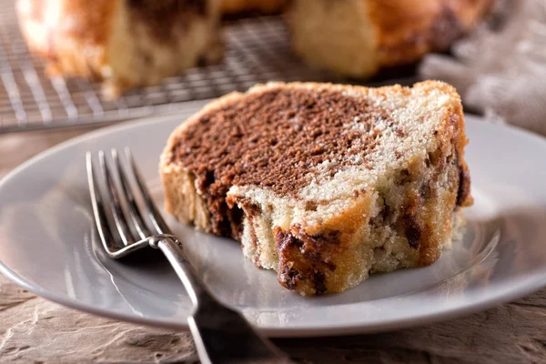 Pedaço Delicioso Bolo Caseiro Feito Amêndoa Chocolate Marmóreo Bundt — Fotografia de Stock