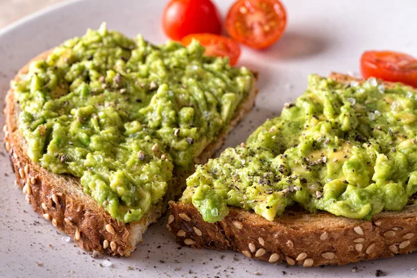 Close Slice Delicious Avocado Toast Sliced Tomato — Stock Photo, Image