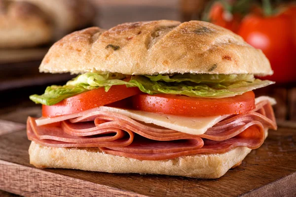 Een Heerlijke Deli Sandwich Cheddar Jalapeno Ciabatta Brood Met Sla — Stockfoto