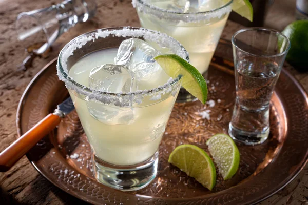 Heerlijke Tequila Kalk Margaritas Een Koperen Lader Met Grof Zout — Stockfoto