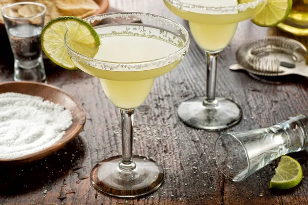 Leckere Tequila Und Limetten Margaritas Auf Einer Theke Mit Tortilla — Stockfoto