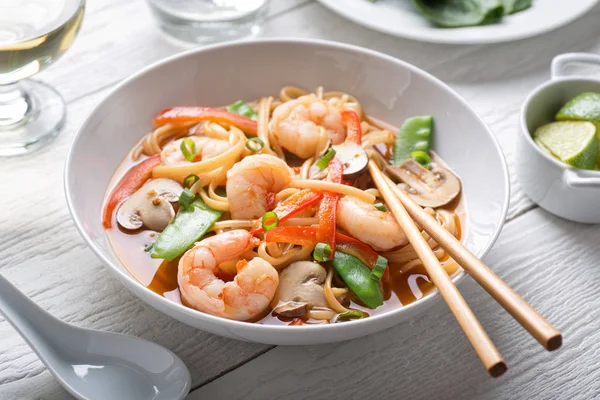 Bowl Delicious Spicy Asian Shrimp Noodle Soup Mushroom Red Pepper — Stock Photo, Image