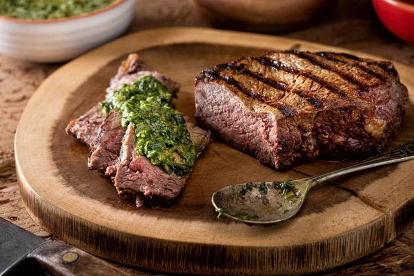 Delicioso Filete Argentino Parrilla Fuego Medio Raro Con Salsa Chimichurri — Foto de Stock