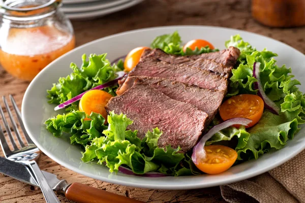 Une Délicieuse Salade Steak Avec Laitue Aux Feuilles Oignon Rouge — Photo