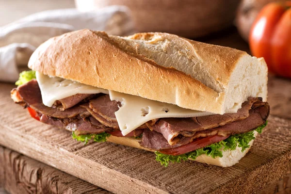 Delicioso Sándwich Rosbif Con Queso Suizo Lechuga Tomate Una Baguette —  Fotos de Stock