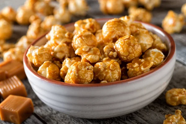 Bowl Delicious Homemade Caramel Coated Popcorn — Stock Photo, Image