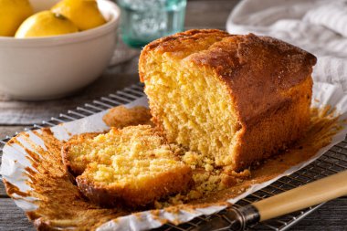 Rustik masa üstü bir lezzetli ev yapımı limon somun.