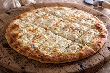 Lezzetli sarımsak parmak bitki ezmesi ve rustik ahşap tahta üzerinde eritilmiş mozzarella peyniri ile.