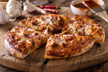Güzel bir rustik ev yapımı pizza çekti Barbekü domuz eti ve kırmızı soğan ile.