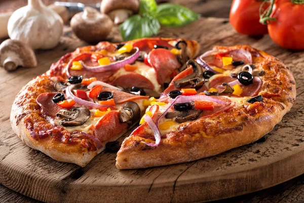 Pizza Rustică Pepperoni Casă Ciuperci Ardei Ceapă Roșie Măsline Negre — Fotografie, imagine de stoc