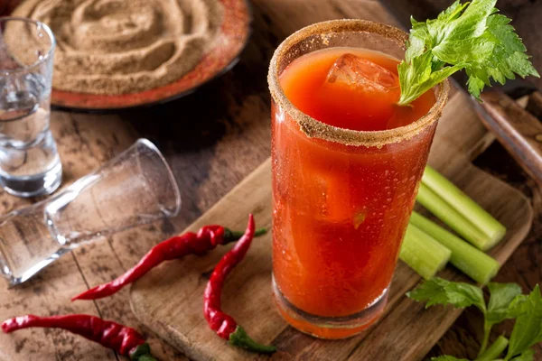 Pyszne Pikantne Bloody Caesar Koktajl Wódka Sok Pomidorowy Sok Clam — Zdjęcie stockowe