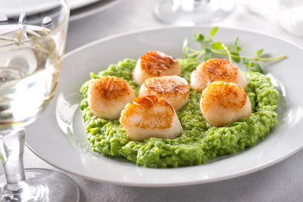 Delicious Pan Seared Scallops Pureed Peas Thyme — Stock Photo, Image