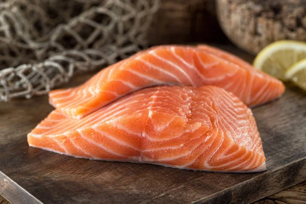 Filetes Frescos Salmón Crudo Sobre Una Tabla Madera Con Fondo — Foto de Stock