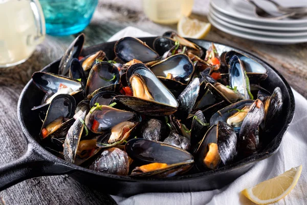 Köstliche Frische Gedämpfte Muscheln Auf Einer Rustikalen Holzplatte — Stockfoto