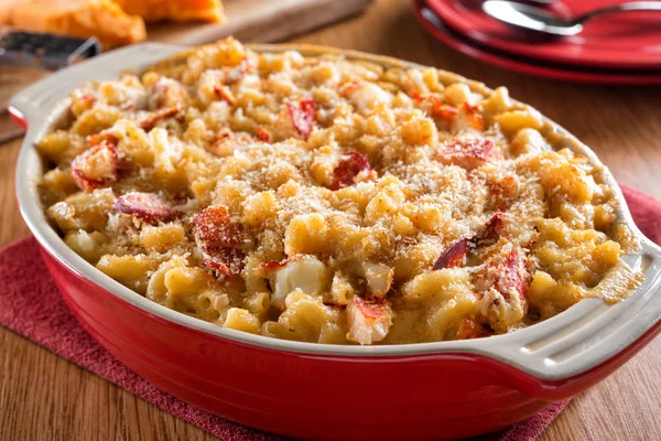 Delicioso Macarrão Lagosta Caseiro Caçarola Queijo Uma Mesa Madeira — Fotografia de Stock