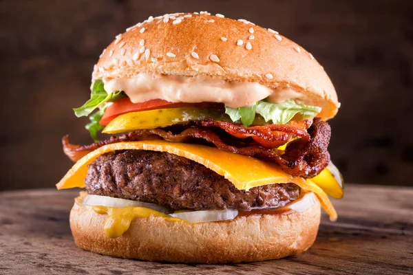 Spek cheeseburger — Stockfoto