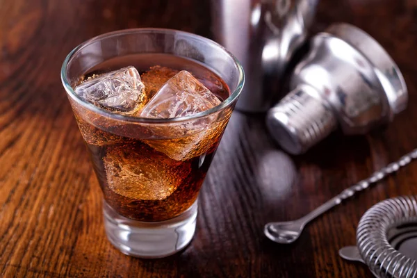 Cocktail de Rum e Cola — Fotografia de Stock