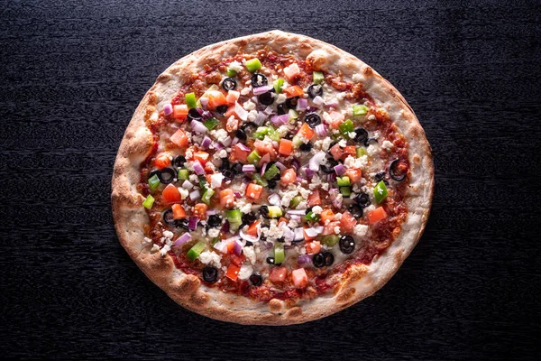 Una Pizza Griega Vegetariana Sobre Una Mesa Negra —  Fotos de Stock