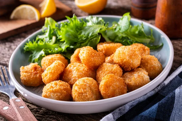 Une Assiette Délicieuses Bouchées Pétoncles Panées Frites Avec Mélange Salade — Photo