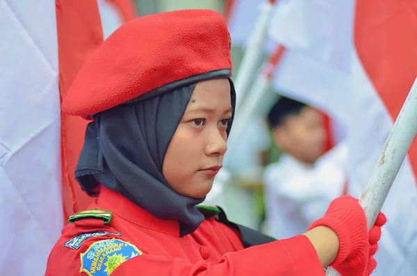 Endonezya Semarang Nisan 2019 Karnaval Sırasında Endonezya Bayrağını Tutan Kırmızı — Stok fotoğraf
