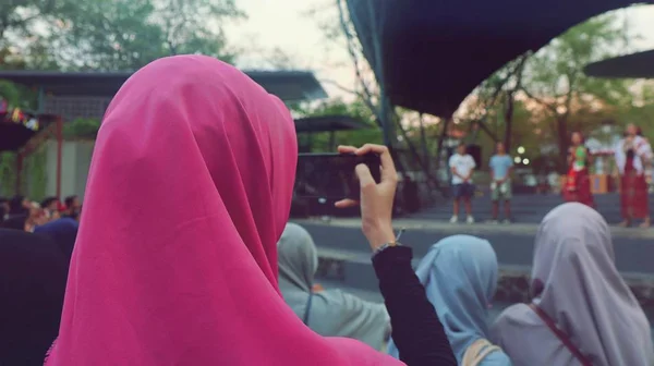Hidżab Biorąc Obraz Jej Smartphone — Zdjęcie stockowe
