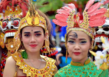 Semarang Endonezya. 6 Temmuz 2019. Geleneksel dansçı festival sırasında kameraya gülümser