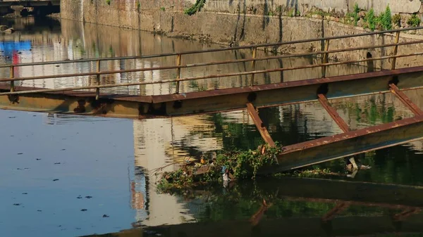 Παλιά Και Σπασμένη Γέφυρα Πάνω Από Ποτάμι Πρωί — Φωτογραφία Αρχείου