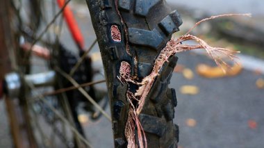 Sızdıran lastiği olan eski bisiklet tekerleğini kapat.