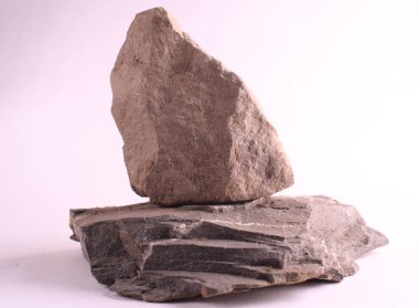 Beyaz arka plan, gri taşları ve bir kahverengi izole nesneleri