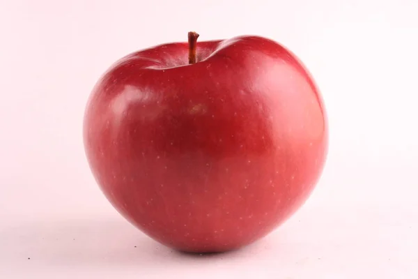 Närbild Foto Färskt Saftigt Mogna Röda Äpple Vit Bakgrund — Stockfoto