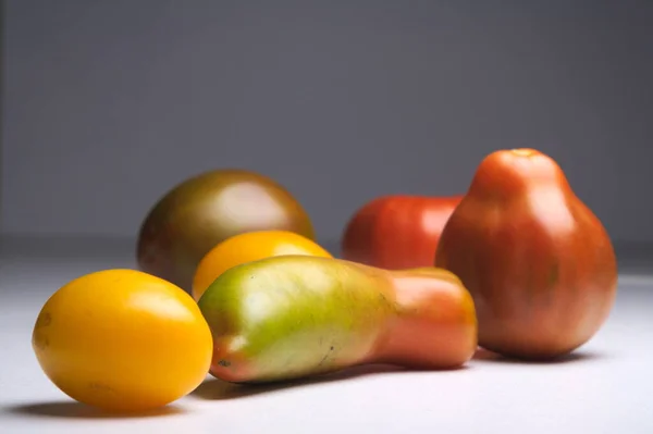Ein Separater Haufen Tomaten Verschiedenen Formen Und Farben — Stockfoto