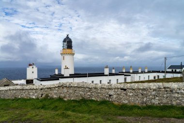 Dunnet kafa, en Kuzey noktası deniz feneri ile İngiltere'de anakara arka planda
