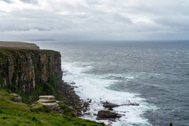 Dunnet kafa, en Kuzey noktası deniz feneri ile İngiltere'de anakara arka planda
