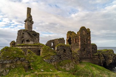 Sinclair Girnigoe Sinclair Bay castle. Fitil ve Caithness yakınındaki dağlık Kuzey İskoçya'daki en muhteşem harabe Ortaçağ ve Rönesans kaledir