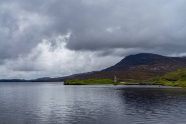 Ullapool İskoçya Highlands yakınındaki Loch onayı Ardvreck kalesinde. North Coast 500 yolda