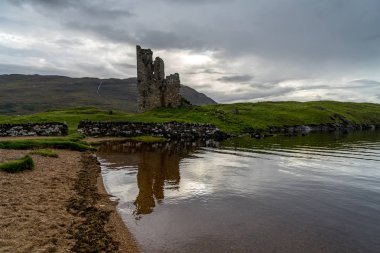 Ullapool İskoçya Highlands yakınındaki Loch onayı Ardvreck kalesinde. North Coast 500 yolda