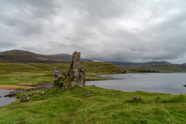Ullapool İskoçya Highlands yakınındaki Loch onayı Ardvreck kalesinde. North Coast 500 yolda