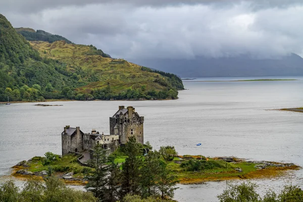 Eilean Donan Castle Felhős Hegyvidék Scotland Egyesült Királyság — Stock Fotó