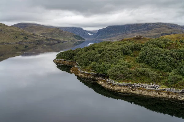 苏格兰西北海岸 灰色云色下的 Loch Chaim Bhaim 不规则海岸线的广阔景观 — 图库照片